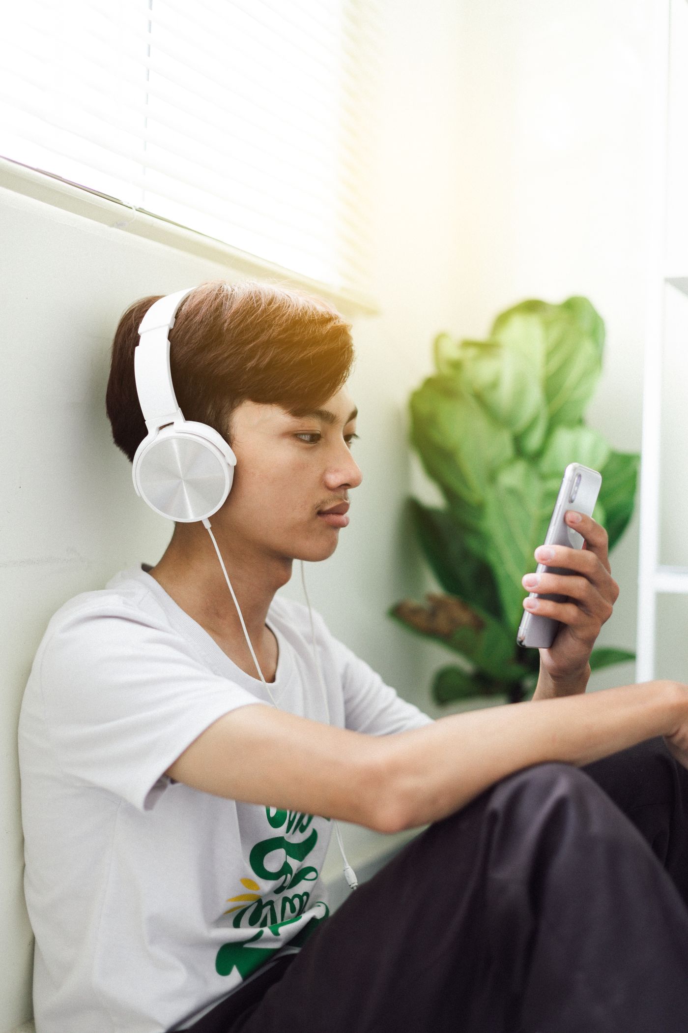 A happy teen working through the driver ed course on a phone